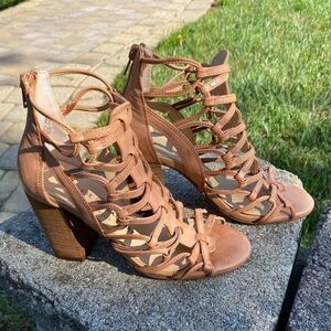 CHINESE LAUNDRY~WOMEN’S~STRAPPY SANDAL~3 1/2” BLOCK HEEL~ZIPS UP BACK~SO NICE~BR